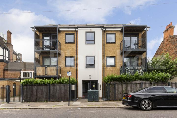 Modern & stylish 2 bedroom property located close to a Piccadilly Line Dunbar Road, Wood Green 